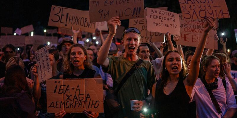 In der Ukraine führte ein neues Gesetz, das die Unabhängigkeit von Antikorruptionsbehörden beschränkt, zu landesweiten Protesten.  - Foto: Alex Babenko/AP/dpa