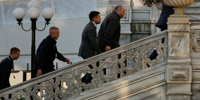 Der Leiter der ukrainischen Verhandlungsdelegation, Rustem Umjerow, auf dem Weg zum Verhandlungsort in Istanbul. - Foto: Emrah Gurel/AP/dpa