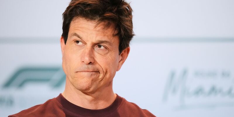 Toto Wolff rechnet bei der Fahrerpaarung für 2026 nicht mit Überraschungen. - Foto: Rebecca Blackwell/AP/dpa