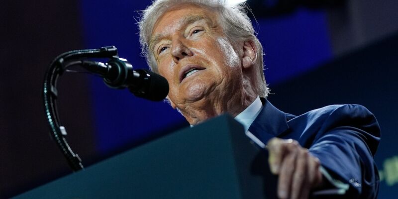 US-Präsident Donald Trump will weniger Leitplanken für amerikanische KI. - Foto: Julia Demaree Nikhinson/AP/dpa