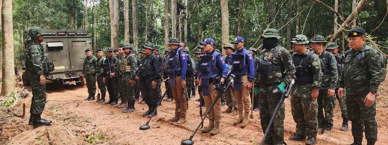 Der Grenzkonflikt zwischen den beiden Ländern schwelt schon lange. Hier inspizieren thailändische Soldaten ein Grenzgebiet. (Archivbild) - Foto: Uncredited/Royal Thai Army/AP/dpa