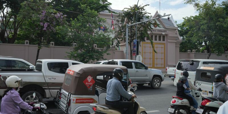 Die Kämpfe entlang der 800 Kilometer langen Grenze zwischen Thailand und Kambodscha treiben zahlreiche Einwohner in die Flucht. - Foto: Heng Sinith/AP/dpa