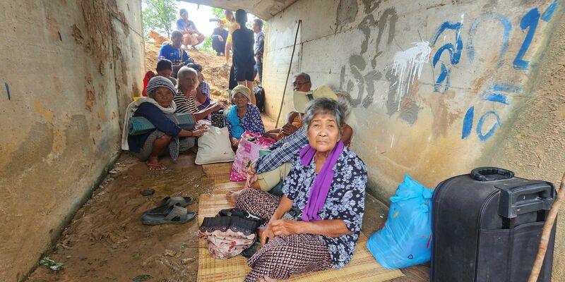 Zahlreiche Menschen in der Grenzregion mussten sich in Sicherheit bringen. - Foto: Sunny Chittawil/AP/dpa