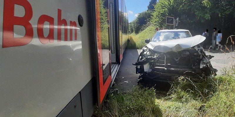 BPOL NRW: Zug kollidiert mit PKW am Bahnübergang in Burbach - Bundespolizei nimmt Ermittlungen auf - Foto: presseportal.de