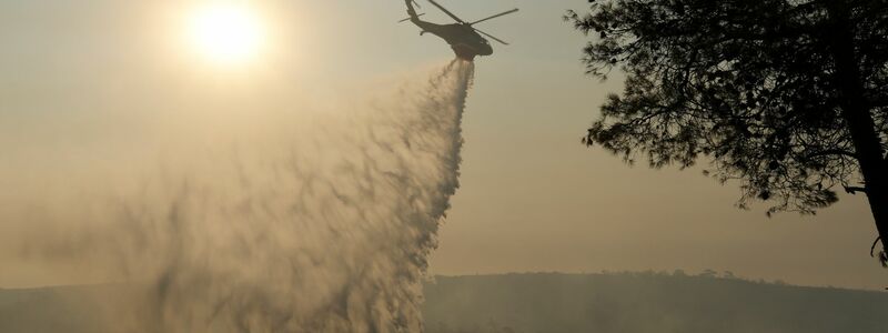 Auf Zypern wird das Wasser knapp - und es gibt immer wieder große Waldbrände. (Archivbild) - Foto: Petros Karadjias/AP/dpa