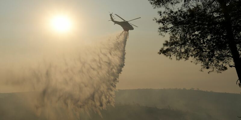 Die Regierung steht für ihr Brandmanagement in der Kritik. - Foto: Petros Karadjias/AP/dpa