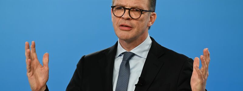 Deutsche-Bank-Chef Christian Sewing sieht seine Jahresziele in greifbarer Nähe. (Archivbild) - Foto: Arne Dedert/dpa