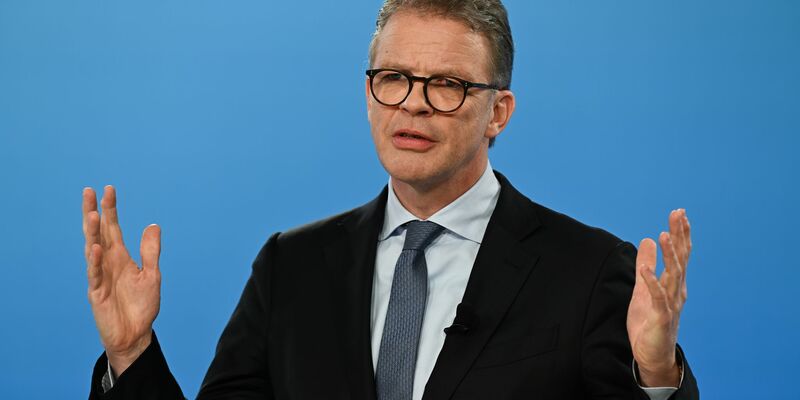 Deutsche-Bank-Chef Sewing richtet einen dringenden Appell an Politik und Beschäftigte. (Archivbild) - Foto: Arne Dedert/dpa