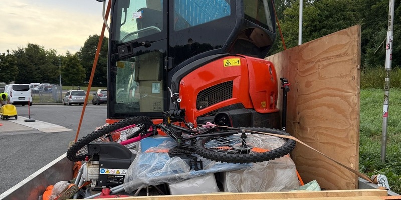 HZA-BI: Minibagger ohne Zolldokumente/Bielefelder Zoll entdeckt Schmuggelversuch auf der A2 bei Hamm - Foto: presseportal.de