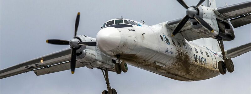 Bei der Unglücksmaschine handelte es sich um eine Antonow vom Typ An-24 wie auf diesem Foto. (Archivbild) - Foto: Marina Lystseva/AP/dpa