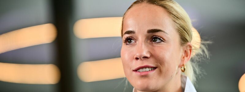Sehen sich beim FC Bayern wieder: Stürmerin Lea Schüller (l) und Kapitänin Giulia Gwinn. - Foto: Sebastian Christoph Gollnow/dpa