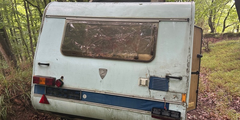 POL-KI: 250724.1 Giekau / Engelau: Wohnwagen illegal in Waldstück entsorgt - Foto: presseportal.de
