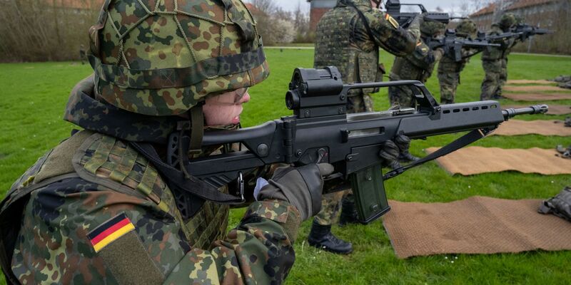 Mit verschiedenen Anreizen will die Bundesregierung mehr junge Leute für die Bundeswehr gewinnen. (Archivbild) - Foto: Stefan Sauer/dpa