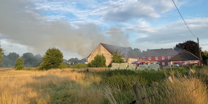FW-DO: Scheunenbrand in Dortmund-Scharnhorst - Brandbekämpfung dauert derzeit noch an - Foto: presseportal.de
