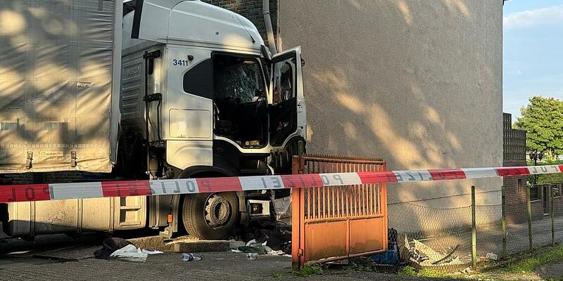 Unfall auf Flugstraße am 24.07.2025 - Foto: Polizei Oberhausen,  Text: über dts Nachrichtenagentur