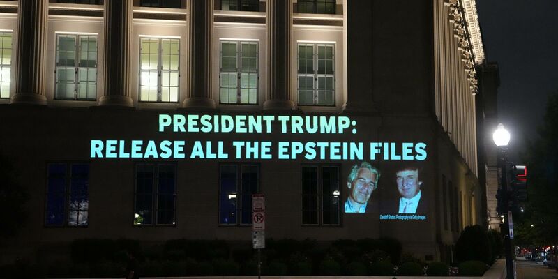 In den vergangenen Monaten gab es viel Druck auf den US-Präsidenten, die Epstein-Akten offenzulegen. (Archivbild) - Foto: Andrew Leyden/ZUMA Press Wire/dpa