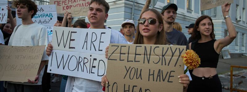 Seit Tagen gab es Proteste in Kiew und anderen Städten gegen die Beschneidung der Vollmachten der Anti-Korruptionsbehörden.  - Foto: Efrem Lukatsky/AP/dpa