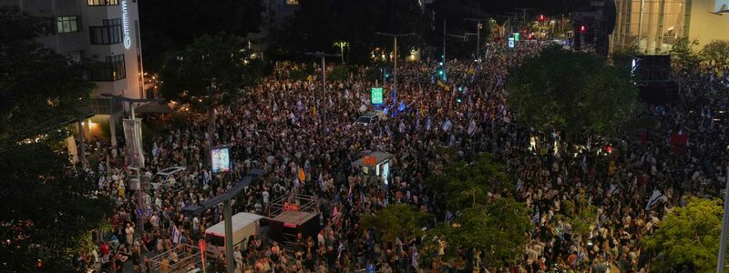 Tausende demonstrieren in Tel Aviv für ein Ende des Gaza-Krieges und die Freilassung der Geiseln. - Foto: Ariel Schalit/AP/dpa