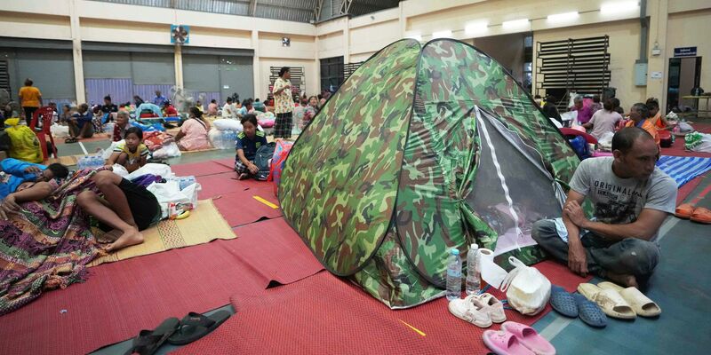 Thailändische Einwohner suchen Schutz vor Kämpfen an der Grenze zu Kambodscha in einem Schutzraum. (Foto aktuell) - Foto: Sakchai Lalit/AP/dpa