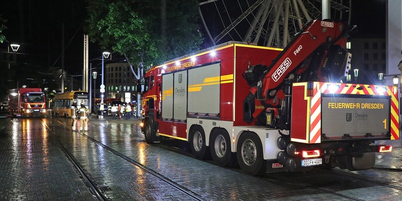 FW Dresden: Koordinierter Feuerwehreinsatz nach Weichenfehler - Straßenbahn erfolgreich eingegleist - Foto: presseportal.de