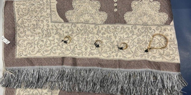 HZA-M: Zoll entdeckt Goldschmuck, eingenäht im Teppich - Foto: presseportal.de