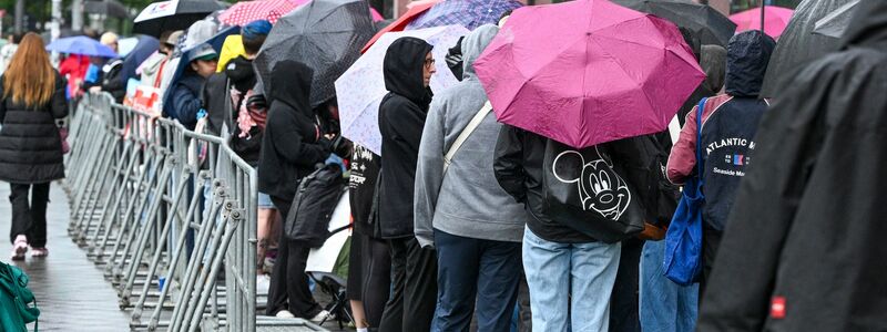 Schon Stunden vor der Eröffnung harrten Fans vor dem Einkaufszentrum in Berlin aus. - Foto: Jens Kalaene/dpa