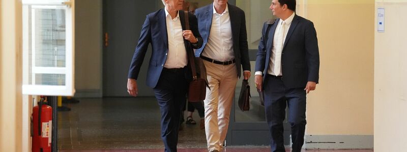 Die Verteidiger mehrerer der insgesamt sieben Angeklagten haben die Aussetzung des Verfahrens beantragt.  - Foto: Marcus Brandt/dpa