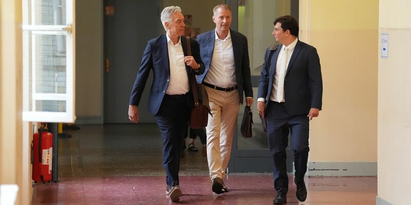 Die Verteidiger mehrerer der insgesamt sieben Angeklagten hatten die Aussetzung des Verfahrens beantragt. - Foto: Marcus Brandt/dpa