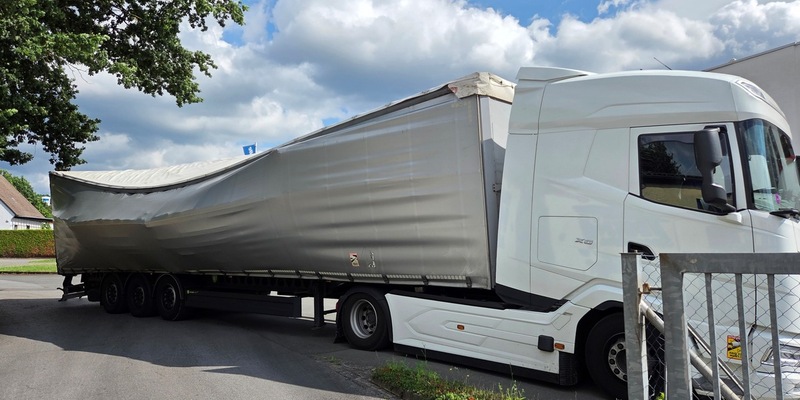 POL-HM: Ladung verrutscht - Sattelzug droht umzukippen - Foto: presseportal.de