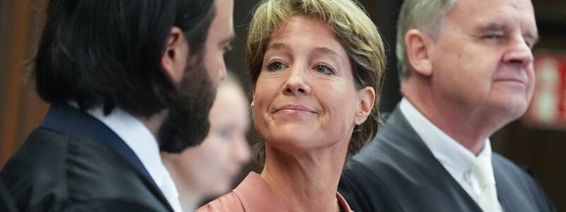 Christina Block verliest mehrere Stunden eine vorbereitete Erklärung. - Foto: Marcus Brandt/dpa Pool/dpa