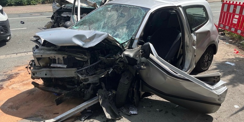 POL-DU: Obermeiderich: Schwerer Verkehrsunfall - drei beteiligte Fahrzeuge und zwei Schwerverletzte - Foto: presseportal.de