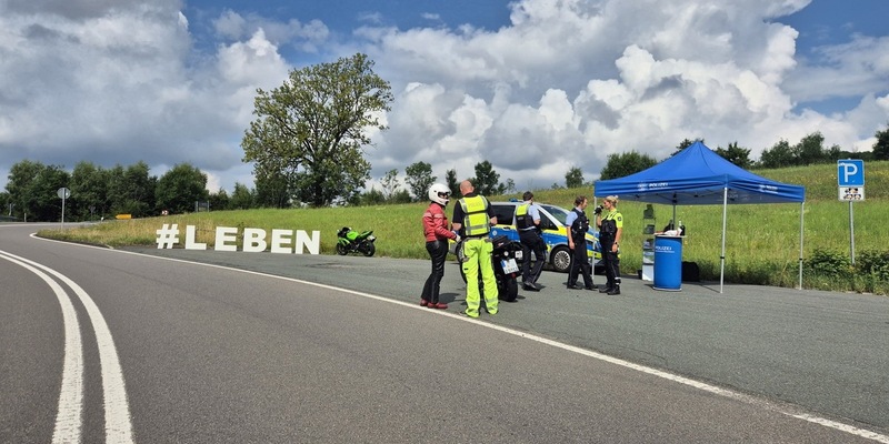 POL-SI: Motorradsonderkontrollen - #LEBEN in der Applauskurve -#polsiwi - Foto: presseportal.de