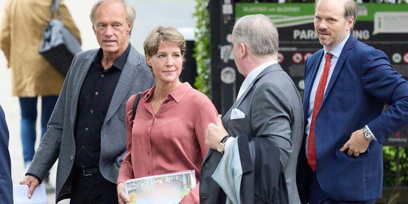 Stephan Hensel (hinten), Ex-Ehemann und Vater der Kinder von C. Block, und seine Frau Astrid Have kommen mit Gerd Uecker (r), Familienanwalt von S. Hensel, zur Fortsetzung des Prozesses. - Foto: Georg Wendt/dpa