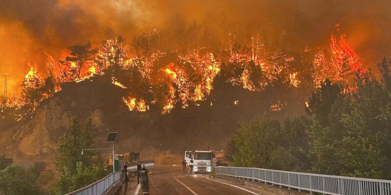 In mehreren türkischen Provinzen brennen derzeit Wälder. - Foto: Ridvan Bostanci/IHA/AP/dpa