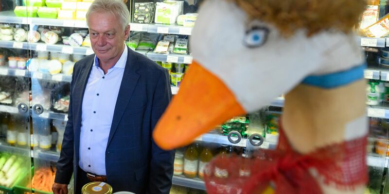 Antrittsbesuch in Brandenburg: Bundesagrarminister Alois Rainer (CSU) informierte sich auf einem Biohof im brandenburgischen Brodowin, dessen Betreiber als Öko-Pionier gilt.  - Foto: Patrick Pleul/dpa