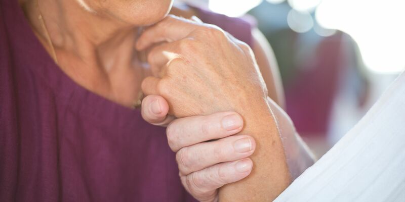 Nur für wenige Alzheimer-Patienten kommt die neue Behandlung infrage. - Foto: Daniel Naupold/dpa