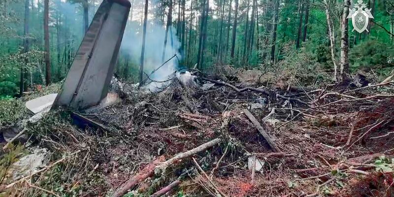 Überreste der abgestürzten An-24 mitten in der Taiga. - Foto: -/Russian Investigative Committee/AP/dpa