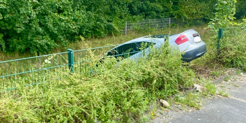 FW Hünxe: Pkw landet im Graben eines Discounters - Foto: presseportal.de