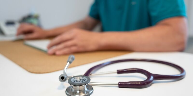 Eine Studie der Uni Würzburg zeigt, dass Ärzte, die in ihrer Arbeit Künstliche Intelligenz verwenden, von Patienten schlechter eingeschätzt werden. (Symbolbild) - Foto: Sebastian Kahnert/dpa