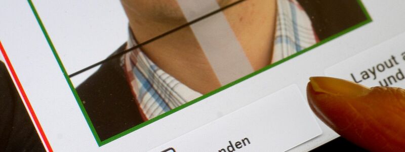 Ab August ist auf den Bürgerämtern Schluss mit Papierfotos. (Archivbild) - Foto: Swen Pförtner/dpa