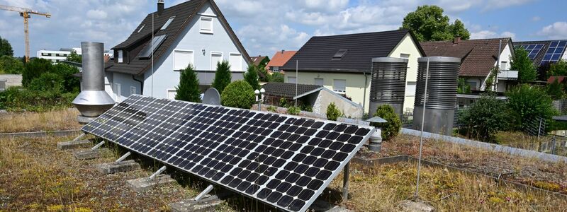 Für Besitzer von Solarangaben gibt es turnusmäßig Einbußen bei der Einspeisevergütung. (Archivbild)  - Foto: Bernd Weißbrod/dpa/dpa-tmn