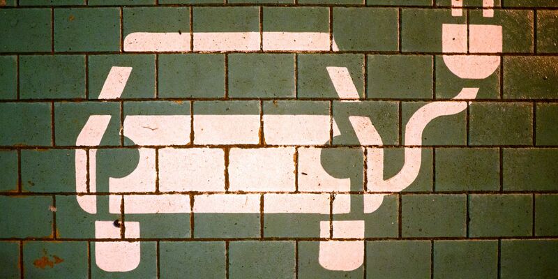 Der E-Auto-Absatz hat zuletzt angezogen. - Foto: Julian Stratenschulte/dpa