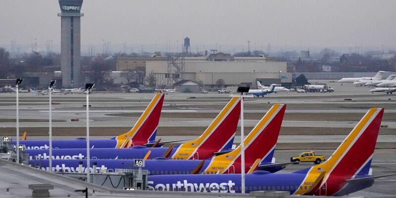 Eine Maschine der US-Fluggesellschaft Southwest Airlines ist plötzlich in einen Sinkflug gegangen - zwei Besatzungsmitglieder wurden verletzt. (Archivfoto) - Foto: Charles Rex Arbogast/AP/dpa