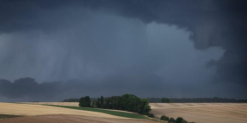 Gewitter und Regen wird vor allem im Süden und Osten Deutschlands erwartet. (Symbolbild) - Foto: Karl-Josef Hildenbrand/dpa