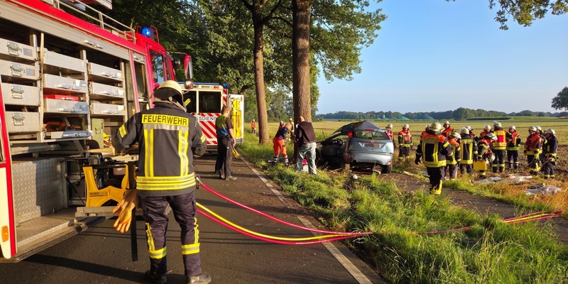 FW-ROW: Fahrerin wird bei Unfall im PKW eingeklemmt - Foto: presseportal.de