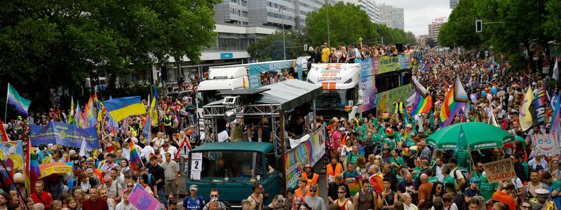 Omid Nouripour begrüßte die Menge mit «Hallo Zirkus!». - Foto: Casten Koall/dpa