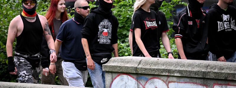 Rund 30 Menschen demonstrieren gegen den CSD. - Foto: Bernd von Jutrczenka/dpa