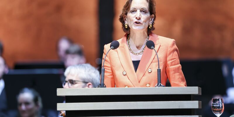 Applebaum sieht die Demokratien massiv in Gefahr. - Foto: Franz Neumayr/Leopold/LAND SALZBURG/dpa