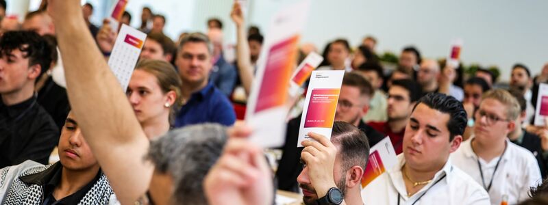 Die Teilnehmenden stimmen beim Gründungskongress ab. - Foto: Christoph Reichwein/dpa