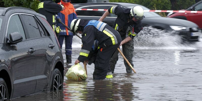 Die Feuerwehr in Nürnberg wurde zu einer Vielzahl von Einsätzen gerufen. - Foto: Bernd März/extremwetter.tv/dpa